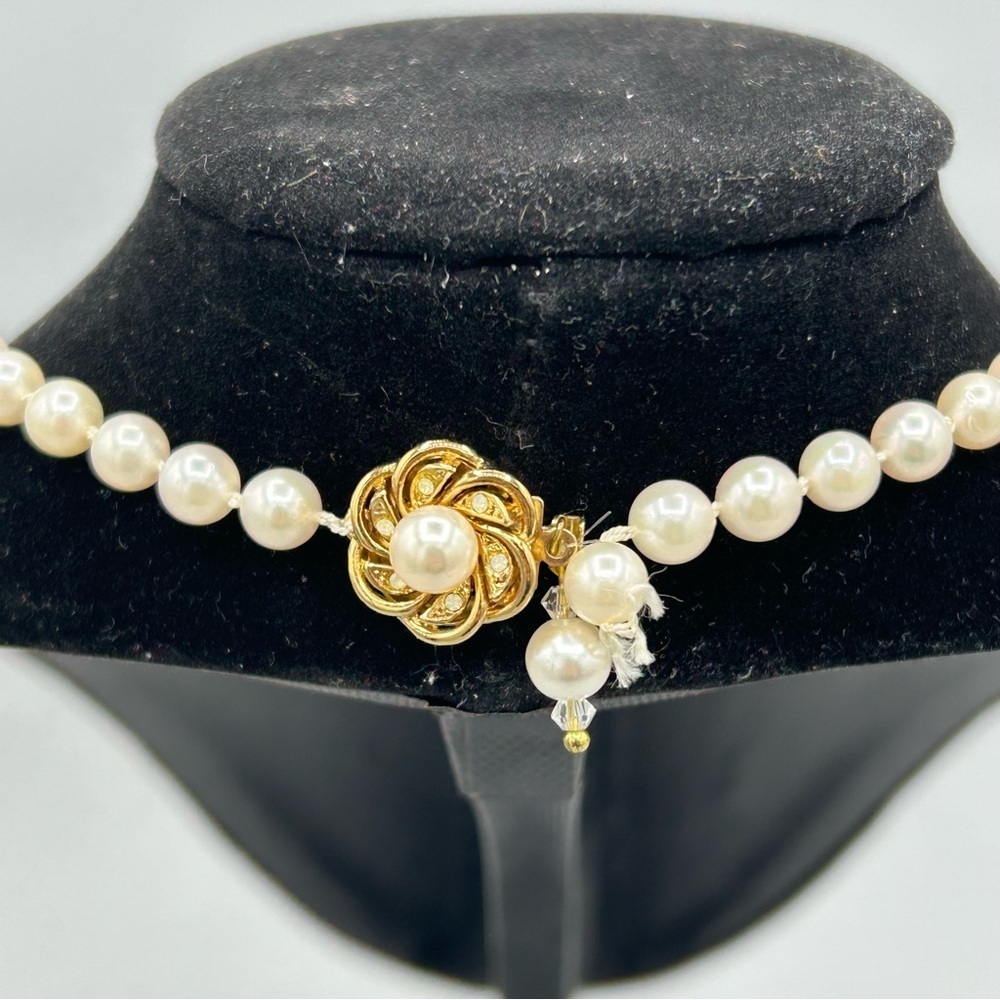 Vintage Neumann Metall Faux Pearl Necklace Floral Gold Clasp 19 inches - Picture 13 of 16